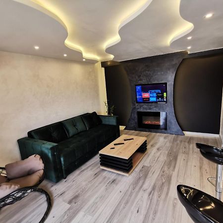 Brend New Luxurious Apartment In Downtown With Free Parking โนวีซาด ภายนอก รูปภาพ