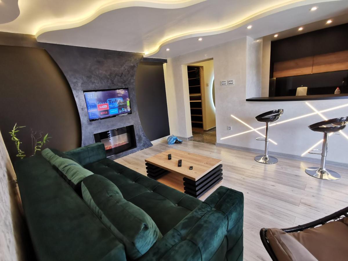 Brend New Luxurious Apartment In Downtown With Free Parking โนวีซาด ภายนอก รูปภาพ