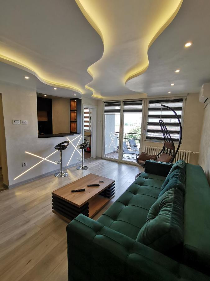 Brend New Luxurious Apartment In Downtown With Free Parking โนวีซาด ภายนอก รูปภาพ