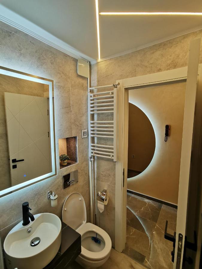 Brend New Luxurious Apartment In Downtown With Free Parking โนวีซาด ภายนอก รูปภาพ