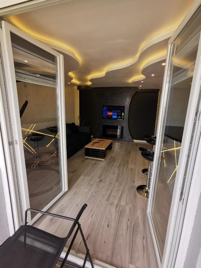 Brend New Luxurious Apartment In Downtown With Free Parking โนวีซาด ภายนอก รูปภาพ
