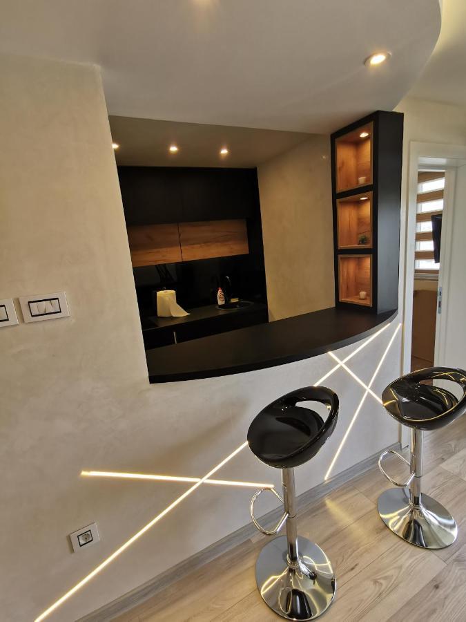 Brend New Luxurious Apartment In Downtown With Free Parking โนวีซาด ภายนอก รูปภาพ