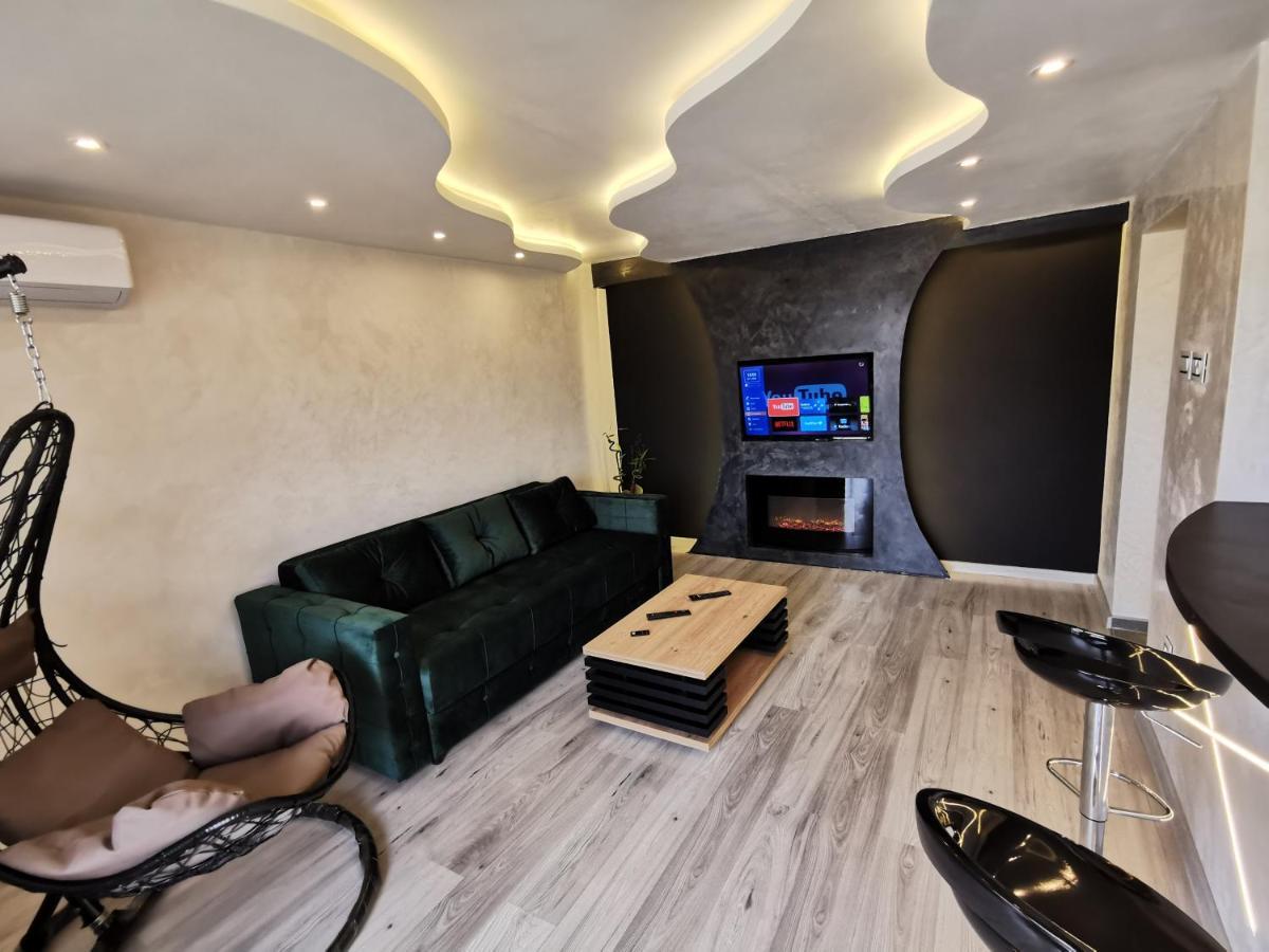 Brend New Luxurious Apartment In Downtown With Free Parking โนวีซาด ภายนอก รูปภาพ