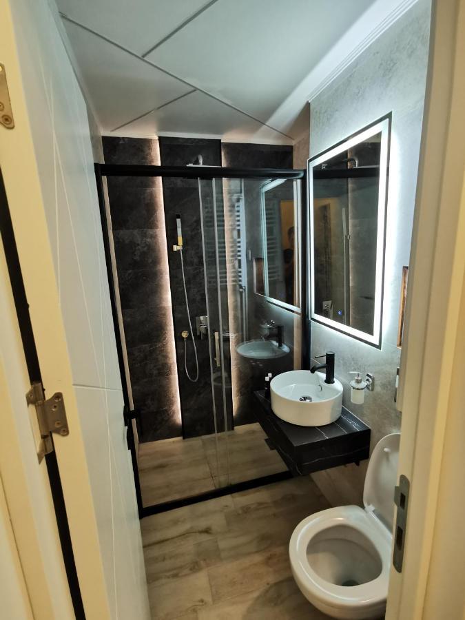 Brend New Luxurious Apartment In Downtown With Free Parking โนวีซาด ภายนอก รูปภาพ